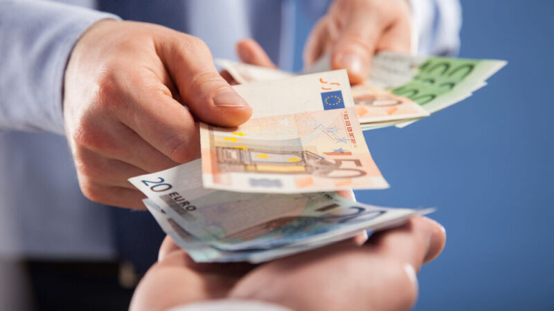 Contant geld shutterstock 355731551 e1698656149781